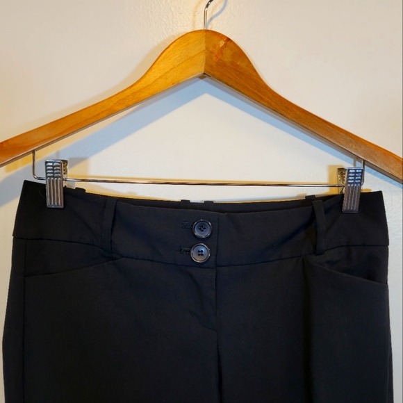 The Limited Exact Stretch Capri Black Pants - Picture 3 of 9